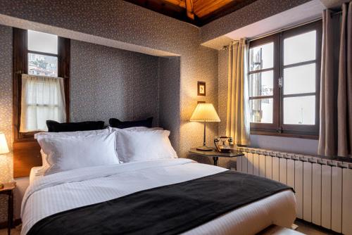 Arachova Wooden Chalet في أراخوفا: غرفة نوم بسرير كبير ونافذة
