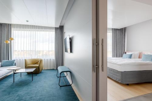 una camera d'albergo con letto e divano di Break Sokos Hotel Flamingo a Vantaa