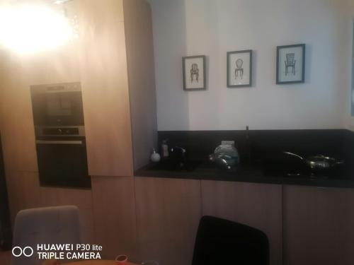 a room with a kitchen with a microwave and a stove at Chambre mo in Cannes