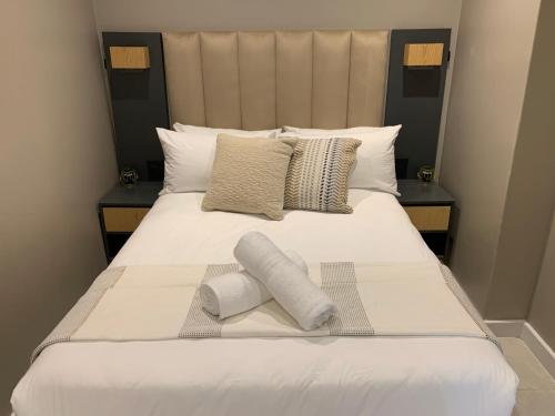 Ένα ή περισσότερα κρεβάτια σε δωμάτιο στο Zimbali Lakes Boulevard Suites 239
