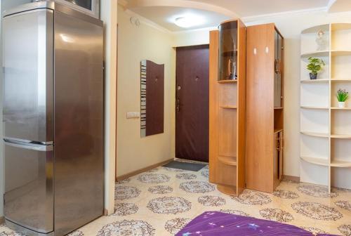 キーウにあるKhoroshaya Kvartira Goloseevskaya 3の冷蔵庫付きの部屋、敷物付きのドア