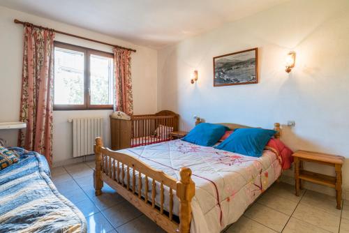 um quarto com uma cama grande e uma janela em Appartement de 2 chambres a Banyuls sur Mer a 700 m de la plage avec vue sur la ville piscine partagee et jardin clos em Banyuls-sur-Mer
