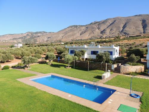 una imagen de una villa con piscina en Studios Fokies, en Chóra Sfakíon