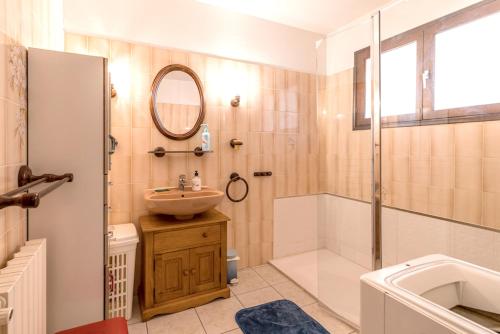 uma casa de banho com um lavatório e um chuveiro em Appartement de 2 chambres a Banyuls sur Mer a 700 m de la plage avec vue sur la ville piscine partagee et jardin clos em Banyuls-sur-Mer