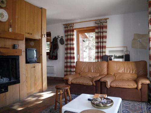 Carezza Units, Dolomites في كاريزا آل لاغو: غرفة معيشة مع أريكة وطاولة