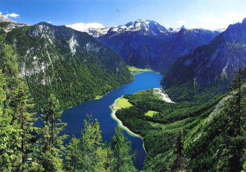 a view of a river in a valley with mountains at Appartement im Souterrain mit Terrasse in Bischofswiesen