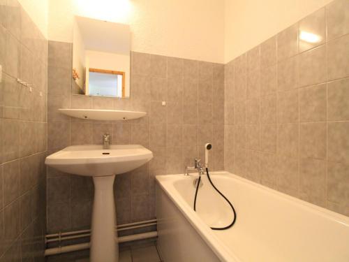 une salle de bain avec un lavabo, des toilettes et une baignoire dans l'établissement Appartement 4 pers Termignon avec wifi, parking, casier à ski - FR-1-508-151, à Termignon