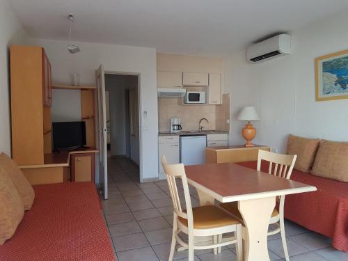 Appartement 2P avec Balcon, Clim, à 50m de la Plage et Centre-ville, WiFi et Parking Disponibles