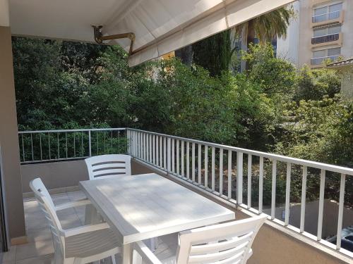 Appartement 2P avec Balcon, Clim, à 50m de la Plage et Centre-ville, WiFi et Parking Disponibles