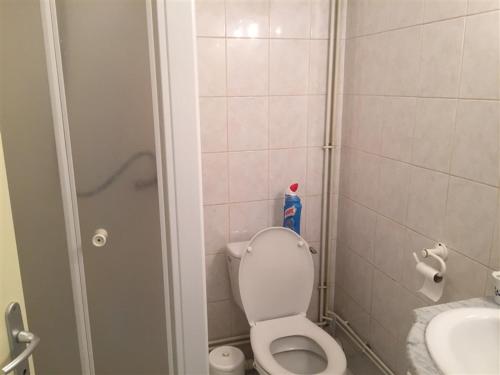 Kúpeľňa v ubytovaní Appartement Mont-Dore, 2 pièces, 2 personnes - FR-1-415-83