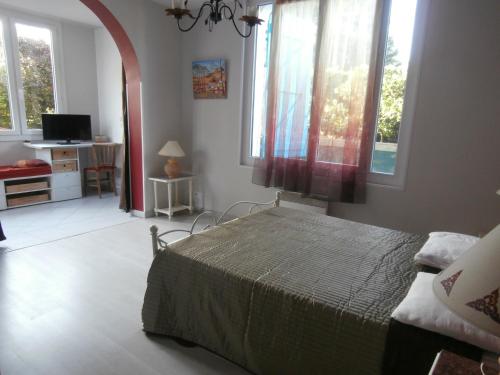 a bedroom with a bed and a desk and windows at Appartement Capbreton, 4 pièces, 8 personnes - FR-1-239-484 in Capbreton