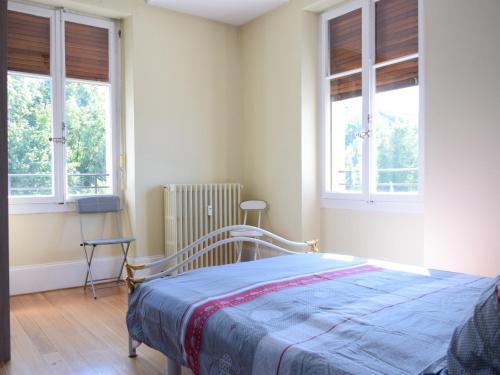 1 dormitorio con 1 cama y 2 ventanas en Appartement Évian-les-Bains, 4 pièces, 6 personnes - FR-1-498-48 en Évian-les-Bains