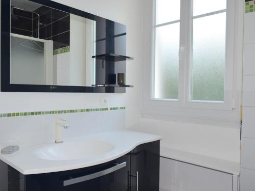 Baño blanco con lavabo y espejo en Appartement Évian-les-Bains, 4 pièces, 6 personnes - FR-1-498-48 en Évian-les-Bains