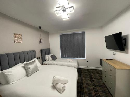 A bed or beds in a room at Luis apartments in Leeds