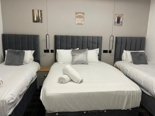 Tempat tidur dalam kamar di Luis apartments in Leeds