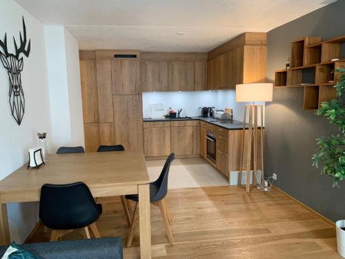 Kuchyň nebo kuchyňský kout v ubytování Modern and comfortable apartment with sauna!