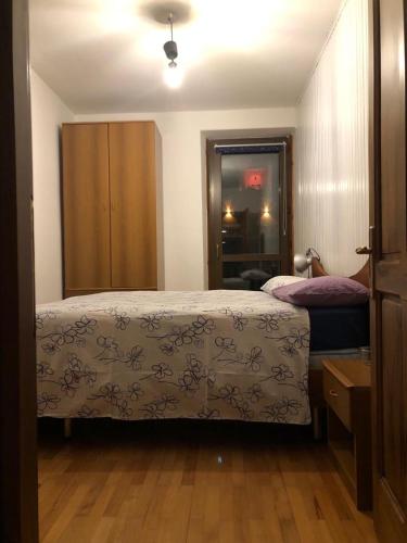 a bedroom with a bed and a dresser at La maison de Linanna in Aymavilles