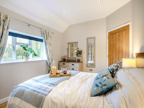 een slaapkamer met een bed en een raam bij Larks Nest in Wortham