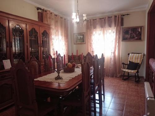 jadalnia ze stołem i krzesłami oraz pokój z jadalnią w obiekcie Stunning House in Mirandela ideal for 10 people w mieście Mirandela