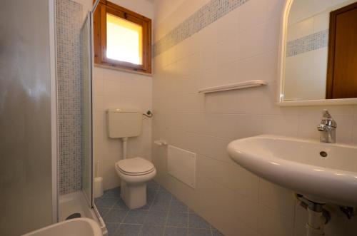 ビビオーネにあるVillaggio White Starの白いバスルーム(洗面台、トイレ付)