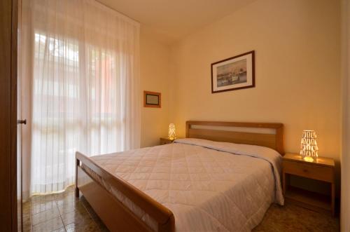 ビビオーネにあるVillaggio White Starのベッドルーム(ベッド1台、窓付)
