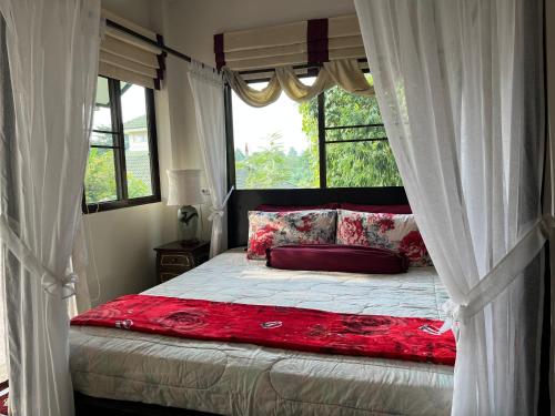 1 dormitorio con 1 cama grande y ventana en HomeSweetHome en Hang Dong