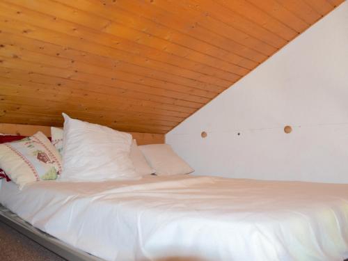 Photo de la galerie de l'établissement Appartement cosy à Bernex, proche des pistes et randonnées, avec balcon et mezzanine - FR-1-498-32, à Bernex