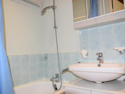 貝爾內的住宿－Appartement Bernex, 2 pièces, 6 personnes - FR-1-498-31，浴室配有盥洗盆和浴缸。