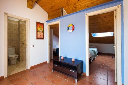 een kamer met een badkamer met een toilet en een slaapkamer bij Peace & Golf - Mijas Duplex Apartment- Pets Friendly in Fuengirola