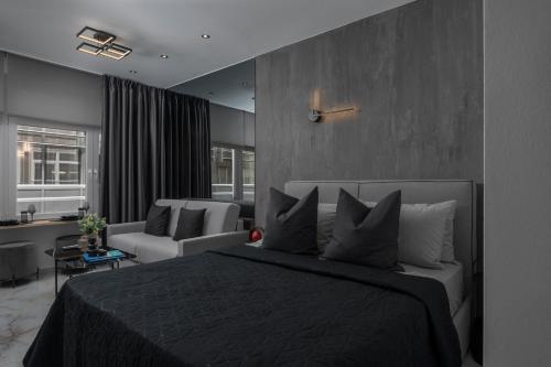 Nomades Suites في سلانيك: غرفة نوم مع سرير وغرفة معيشة