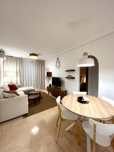 sala de estar con mesa y sofá en Apartamentos Palangres, en Torrevieja