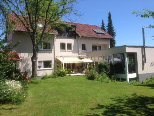 ein großes weißes Haus mit einem Hof davor in der Unterkunft Gunkel Ferienwohnungen am See - Konstanz - Musikerviertel in Konstanz