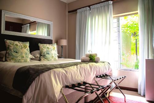 מיטה או מיטות בחדר ב-Kroon Manor