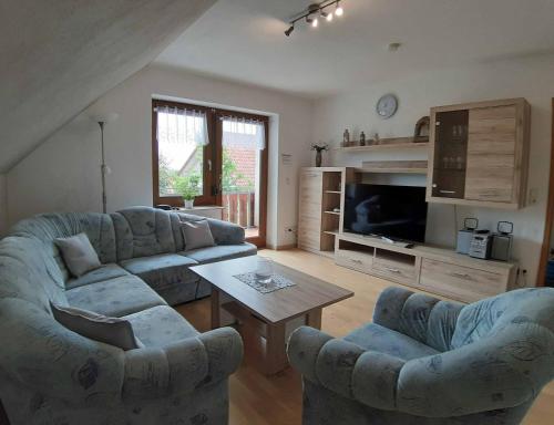 ein Wohnzimmer mit 2 Sofas und einem Tisch in der Unterkunft Ferienwohnung Reuter Christine in Bad Staffelstein