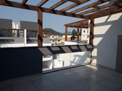 En balkon eller terrasse på Linda casa com jacuzzi e churrasqueira privada para temporada