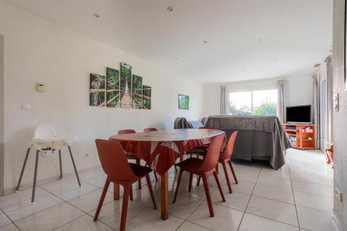une salle à manger avec une table et des chaises dans l'établissement La Massane, à Argelès-sur-Mer