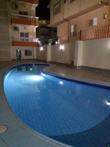 a large swimming pool in a large building at Appartamento con piscina Santa Maria area in Hurghada