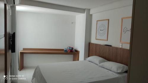 1 dormitorio con 1 cama con cabecero de madera en Terrazzas Flat 106, en João Pessoa