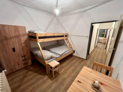 Zimmer mit einem Etagenbett und einem Tisch in der Unterkunft O Tom Nevim in Sušice