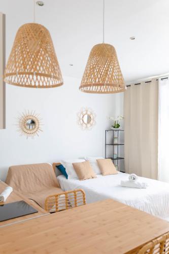 - une chambre avec un lit et deux grandes lampes dans l'établissement Complexe Blancarde - 6 studios - 20 pers - Clim Parking, à Marseille