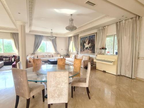 - un salon avec une table et des chaises en verre dans l'établissement Villa “el Jefe Del Mar”, à Casablanca