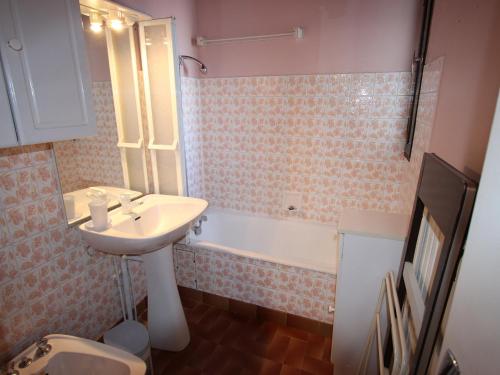 een badkamer met een wastafel en een bad bij Appartement Chamrousse, 2 pièces, 6 personnes - FR-1-340-101 in Chamrousse