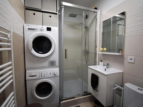 y baño con lavadora y lavamanos. en Appartement Arcachon, 2 pièces, 4 personnes - FR-1-420-71, en Arcachon