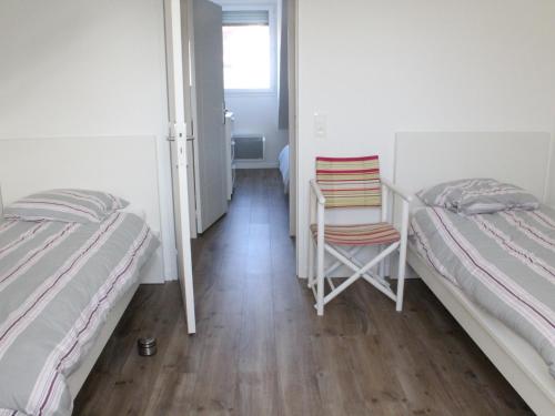 een slaapkamer met 2 bedden en een tafel en 2 stoelen bij Maison Quend, 3 pièces, 4 personnes - FR-1-482-45 in Quend