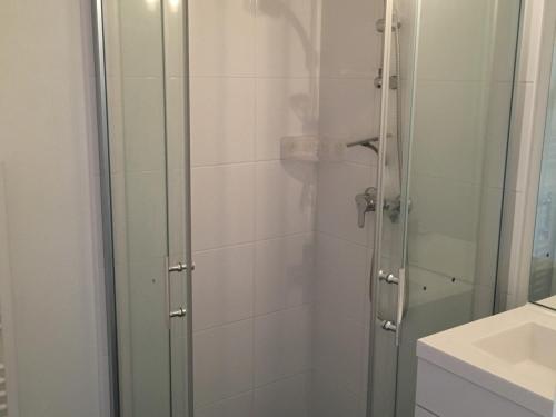 een douche met een glazen deur in de badkamer bij Maison Quend, 3 pièces, 4 personnes - FR-1-482-45 in Quend