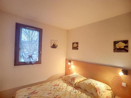 une chambre avec un lit et une fenêtre dans l'établissement Appartement F2 avec Terrasse, Wifi et Proximité Thermes à Lamalou-les-Bains - FR-1-451-118, à Lamalou-les-Bains