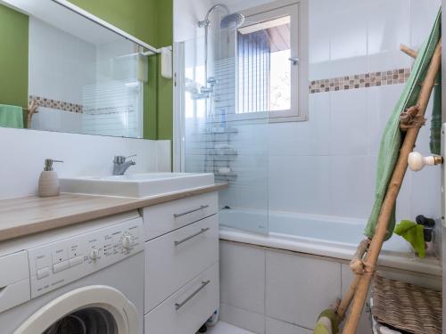 La salle de bains est pourvue d'un lave-linge et d'un lavabo. dans l'établissement Appartement Seignosse, 3 pièces, 5 personnes - FR-1-239-448, à Seignosse