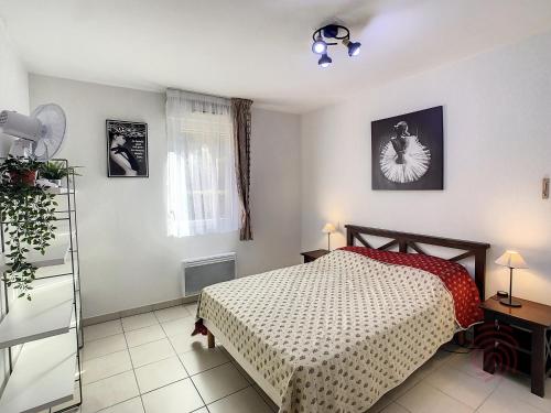 une chambre avec un lit, un bureau et une fenêtre dans l'établissement Appartement F2 Climatisé avec Terrasse et Parking à 700m des Thermes de Lamalou Les Bains - FR-1-451-121, à Lamalou-les-Bains