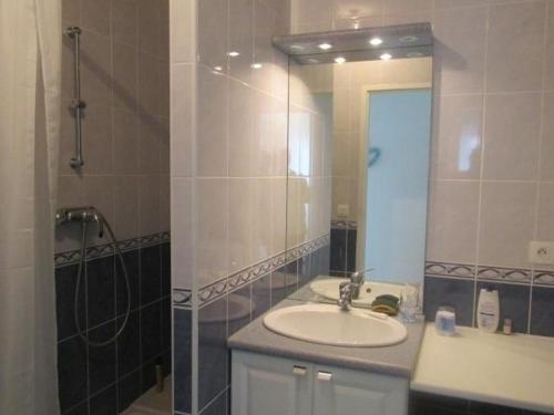 une salle de bain avec un lavabo, une douche et un miroir dans l'établissement Appartement Moderne à Capbreton Près des Plages avec Terrasse et Parking - FR-1-239-455, à Capbreton