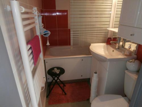 une petite salle de bain avec un lavabo et des toilettes dans l'établissement Appartement Rénové avec Balcon, Proche Plage et Marché – 4 Pers, Calme & Confort à Seignosse - FR-1-239-460, à Seignosse